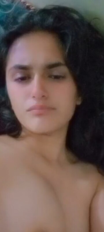 Desi beauty showing big boobs 🔥🔥
